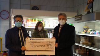 Frank Ohl (l.) und Claus Diehlmann (r.) übergaben den Spendenscheck in Höhe von 9000 Euro an Tafel-Koordinatorin Ute Weber-Schäfer.