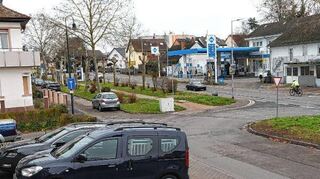 Zwischen Platanenstraße (links) und Saarbrurger Ruing (r.) in Neu-Edingen entsteht eine neue Druckerhöhungsanlage fürs Trinkwassernetz.
