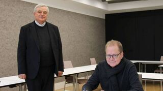 Rahmenbedingungen festgelegt: Bischof Karl-Heinz Wiesemann (l.) und Bern Held, Sprecher des Betroffenenbeirats.