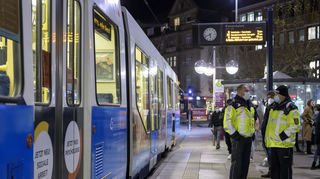 In der Linie 5 am Bismarckplatz kontrollieren Polizei und RNV-Mitarbeiter die 3G-Nachweise und die Masken der Passagiere - auch betriebsintern wird bei der RNV streng kontrolliert. .