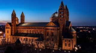 Der Speyerer Dom bei Nacht: Im Schatten seiner Türme haben sich auch Dinge ereignet, die heutige Würdenträger scharf verurteilen.