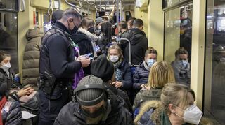 In Bussen und Straßenbahnen in Heidelberg haben Polizei und RNV-Mitarbeiter am Mittwoch in einer Schwerpunktaktion die 3G-Nachweise und die Masken der Passagiere überprüft.