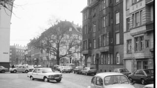 Für unseren Leser Ferdinand Hirschmüller eine der schönsten Stellen in der Schwetzingerstadt: die Weberstraße zwischen Helene-Lange-Schule im Rücken des Fotografen und Postamt (l.).