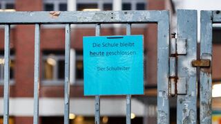 Schulschließungen fasst die Landesregierung nicht ins Auge. Aber sie stellt Kindern und Eltern kurz vor den Weihnachtsferien frei, ob sie kommen.