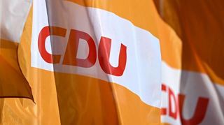 Parteien müssen Personen, die pro Jahr mehr als 10 000 Euro geben, in ihren Rechenschaftsberichten veröffentlichen.