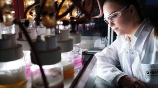 Chemielaborantin Sandra Schnell kontrolliert Versuche mit Kühlerschutzmitteln für E-Batterien.