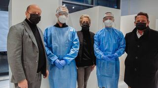 Fabian Engelhorn (l.) mit dem Ärzteteam und Helfern im neuen Impfzentrum an den Kapuzinerplanken.