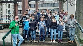 Yonathan Bar-On mit der siebten Klasse (7c) des Lessing-Gymnasiums, die mit ihm und Lehrerin Anna-Maria Klingmann einen Tanz eingeübt hat.