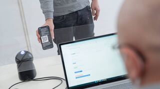 Viele Betriebe nutzen elektronische Zugangssysteme, um die Verbreitung des Coronavirus einzudämmen.
