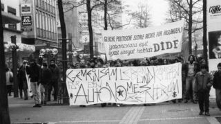 1. Februar 1992: Am Rathausplatz und in der Bismarckstraße Ludwigshafen findet eine Jugenddemo gegen Fremdenfeindlichkeit statt.