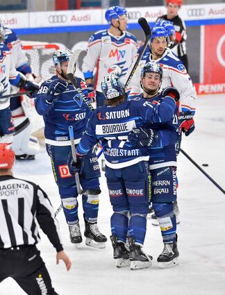 Grund zum Jubeln hatte nur der ERC Ingolstadt. Hier lässt sich Chris Bourque von Daniel Pietta (l.) und Wayne Simpson für den Treffer zum 1:0 feiern. Im Hintergrund sind Joonas Lehtivuori und Sinan Akdag bedient.