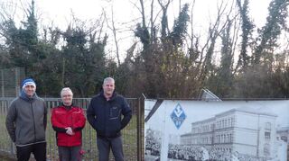 Martin Willig vom Fanprojekt (v.l.), Ronny Geppert, Hausmeister an der Waldhof- und Gutenberg-Schule und Jürgen Kurtz von der BI Waldhof-West (von links), stehen vor der Waldfläche, auf der einst der Sportplatz Sandacker stand.