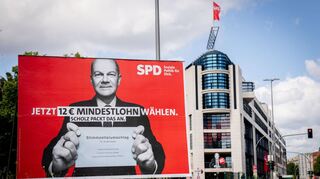 Beim Mindestlohn hat sich SPD-Kanzler Olaf Scholz durchgesetzt. Die Erhöhung auf zwölf Euro pro Stunde kommt den Geringverdienern zugute.