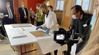 In Knallfolie angeliefert: Restauratorin Joanna Bella begutachtet in Frankenthal den Rahmen der beschädigten Bilder aus dem Flutgebiet an der Ahr.
