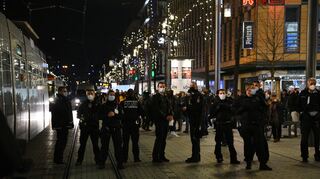 Die Mannheimer Polizei ist am Montagabend wegen Protesten gegen die Corona-Maßnahmen gefordert.