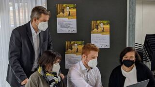Bürgermeister Stefan Schmutz (v.l.) präsentierte das neue System zusammen mit Claudia Schmitt, Maximilian Bauer und Christiane Jäger.
