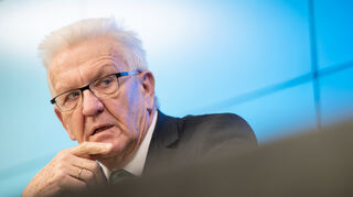 14.12.2021, Baden-Württemberg, Stuttgart: Winfried Kretschmann (Bündnis 90/Die Grünen), Ministerpräsident von Baden-Württemberg, nimmt an der Regierungs-Pressekonferenz im Bürger- und Medienzentrum des Landtags von Baden-Württemberg teil. Foto: Marijan Murat/dpa +++ dpa-Bildfunk +++