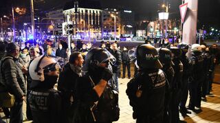 Demonstranten und Polizisten am Plankenkopf am Montagabend. Trotz Verbots zogen bis zu 2000 Menschen ohne Masken und ohne Abstand durch die Stadt.