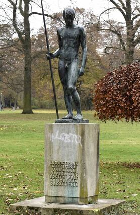 Die Skulptur „Jüngling mit Stab“ von Josef Bernhard Maria Bleeker aus dem Jahr 1940. Sie steht im Unteren Luisenpark, nahe dem Theresienkrankenhaus.