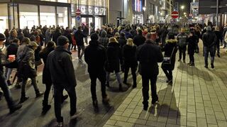 Etwa 2000 Menschen sind am Montagabend bei einer nicht genehmigten Demo gegen die Corona-Maßnahmen durch die Innenstadt gezogen.
