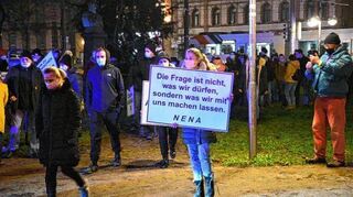Nach zahlreichen „Spaziergängen“ am Montag demonstrierten am Dienstag Kritiker der Corona-Maßnahmen am Heidelberger Bismarckplatz.