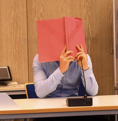 Der 23-jährige Angeklagte verdeckt sein Gesicht hinter einem Ordner. Vor dem Landgericht muss er sich wegen Totschlags verantworten. Das Urteil soll noch vor Weihnachten fallen.