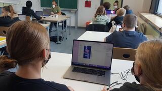 Die Siebtklässlerinnen und Siebtklässler der Kerschensteinerschule entwickeln ihre Apps mit voller Konzentration.