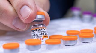 Laut Gesundheitsminister Lauterbach könnten die Impfdosen knapp werden – hier eine Ampulle des Kinder-Impfstoffs Comirnaty von Biontech/Pfizer.