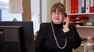 Jeanette Klumb vom Seniorenrat hilft über 55-Jährigen, indem sie ihnen Online-Termine im kommunalen Impfzentrum bucht. Pro Tag rufen bis zu 80 an.
