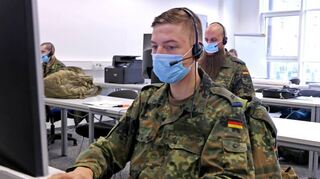 Bundeswehrsoldaten bei der Kontaktkettenverfolgung im Stadthaus. Vorne sitzt Obergefreiter Fischer, schräg hinter ihm Stabsunteroffizier Seis.