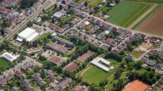 Auf den ehemaligen Tennisplätzen in Edingen (rechts unten) sollen jetzt nur noch drei Mehrfamilienhäuser mit 24 Wohneinheiten entstehen. Bauen will sie Diringer & Scheidel aus Mannheim.