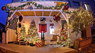 Eine Veranda mit Weihnachtsbeleuchtung im amerikanischen Stil – und das mitten in Feudenheim.