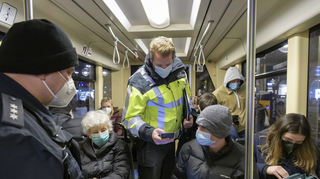 Insgesamt 25 Verstöße gegen die 3G-Regel haben Polizeibeamte, Mitarbeiter der RNV und Bedienstete des Ordnungsamts am Donnerstagabend in Bussen und Bahnen in Mannheim festgestellt. (Archivbild von einer Kontrolle Anfang Dezember)