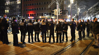 Am späten Abend bekamen es die Beamten mit einer laut Polizeisprecher "hartnäckigen Gruppe" von rund 120 Personen am Plankenkopf zu tun.