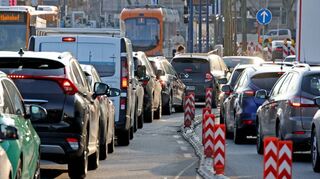 Fahrspurbegrenzungen sollen Auffahrunfälle am Neckarauer Übergang verhindern, indem das Einfädeln verzögert wird.