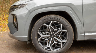 mid Groß-Gerau - In der N-Line steht der Tucson auf 19 Zoll Leichtmetallfelgen, im Winter mit den passenden 235/50R19 Michelin Pilot Alpin Reifen und macht optisch von außen einiges her.