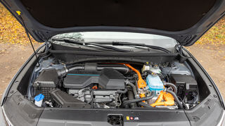 mid Groß-Gerau - Hier wird ein 1.6 Liter Hubraum fassender, 4-Zylinder Benzinmotor mit einer Leistung von 132 kW/180 PS mit einem Elektromotor der weitere 66,9 kW/91 PS leistet kombiniert, um eine Systemleistung von 195 kW/265 PS zu erreichen.