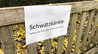 Ein Schwätzbänkle für Mannheim? Die Idee sieht so aus, dass per einfachem Schild signalisiert wird, dass wer hier sitzt, jemand ist, der offen zum „Schwätzen“ mit einem oder einer Fremden ist (Symbolfoto).