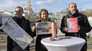 Der „MM“ gehört dazu: Architekt Bez, Bürgermeisterin Pretzell und Michael Schnellbach legen zudem Plan, Geld und Parkbroschüren in den Grundstein.
