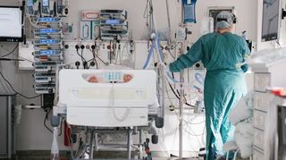 Die stark steigende Zahl der Covid-Patienten macht den Krankenhäusernin der Region immer mehr zu schaffen. Und auch die Ärztinnen und Pfleger kommen an ihre Grenzen.