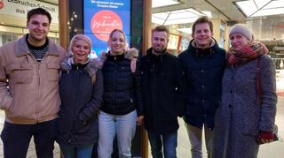 von links nach rechts: Dennis Unrath, Virginia Lademann, Eva Böing, Kevin Kerber, Christian Krämer und Marlene Edler. Die Wünsche der Freundesgruppe sind verschieden.