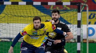 Den Ball hat Mait Patrail (links) im Blick und Gegenspieler Tin Kontrec im Griff.