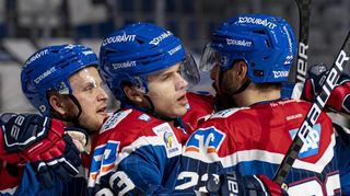 Joonas Lehtivuori, Tim Wohlgemuth und Matthias Plachta (v. l.) feiern den hart erarbeiteten 3:2-Erfolg nach Verlängerung gegen die Augsburger Panther.