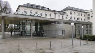 Seit die Chirurgie im Oktober 2020 in ihren Neubau umgezogen ist, wird die alte Klinik nicht nur als Impfstützpunkt, sondern auch zur Unterbringung von Corona-Quarantänebrechern genutzt.