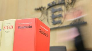 200 Mal soll ein 35-Jähriger in der Mannheimer Neckarstadt auf sein Opfer eingeschlagen und eingetreten haben. Danach soll er sogar ein Selfie gemacht haben. Die Anklageschrift offenbart brutale Details.