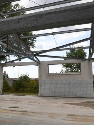Die U-Halle wird derzeit teilweise entkernt, das Dach geöffnet.