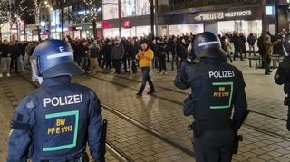 Die Demonstrierenden starteten am Wasserturm und liefen über die Planken.
