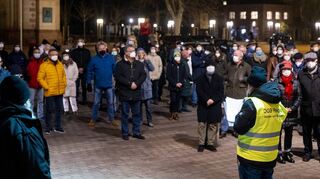 Gestern Abend zeigte ein Demokratie-Bündnis in Speyer Flagge gegen Hetze und Verschwörungstheorien.