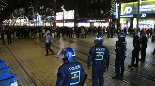 Die Demonstrierenden starteten am Wasserturm und liefen über die Planken. Die Polizei war vor Ort präsent.