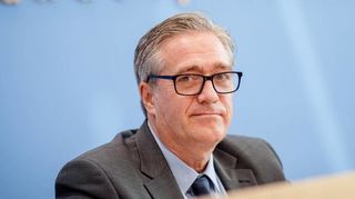 „Unwiderstehliche Herausforderung“: Vize-Regierungssprecher Wolfgang Büchner hatte am Montag seinen ersten Auftritt in der Bundespressekonferenz.